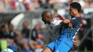 Hoffenheims Serge Gnabry (r.), hier im Duell mit Jetro Willems, erzielte den Ausgleich zum 1:1.