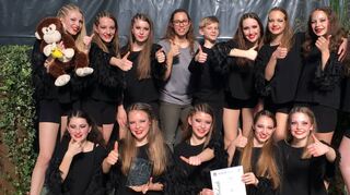 Die Mitglieder der Formation „Coco“ freuen sich über den Erfolg beim zweiten Saisonturnier.