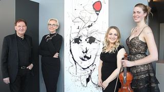 Gudrun Schön-Stoll (2. v. l.) hat bei Philipps Küchen & Bad Design ihre Ausstellung eröffnet. Tochter Ira Stoll (r.) spielte bei der Vernissage Geige. Hausherren Michel Philipps (l.) und Tochter Julia (2. v. r.) freuen sich über die Zusammenarbeit.