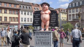 Diese Karikatur von Martin Luther auf dem Heidelberger Marktplatz sorgt noch bis heute für Irritation und Denkanstöße bei den Passanten.