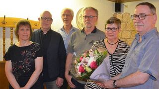 Nach dem Amtswechsel beim ATB Heddesheim (v.l.): Gertrud Jöst, Erich Muchow (bisheriger Chef), Rainer Lang, Theo Geiger, Bärbel Muchow und Vorsitzender Michael Schuster.