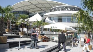 Weiße Schirme, Palmen und helle Liegestühle: So präsentierte sich die „Sunset Lounge“ an der Rheinuferpromenade im Jahr der Eröffnung 2011. Ab diesem Sommer wird es vor der Rhein-Galerie ein neues Angebot geben.