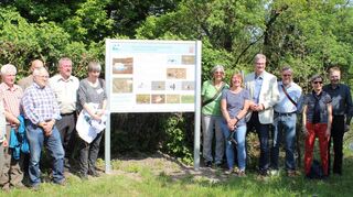 Am so genannten „Sichtfenster“ steht eine Informationstafel mit Erklärungen zum Naturschutzgebiet „Oberlücke“. Gestern wurde sie feierlich eingeweiht.