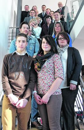 <p>Viele Projektpartner stehen hinter den Jugendlichen. Patrick und Sarah (vorne) hat das im vergangenen Jahr geholfen, einen Ausbildungsplatz zu bekommen.</p>