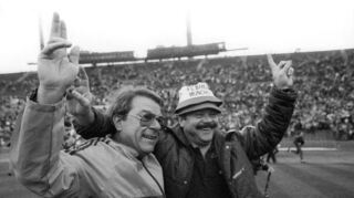 Der große Triumph: Am 6. Oktober 1984 schlug der SVW die Bayern im Münchner Olympiastadion mit 2:1. Zur Feier zog Trainer Klaus Schlappner eine Bayern-Mütze über den Pepita-Hut. Links Präsidiumsmitglied Richard Wirth. Die Tore schossen „Eisen“-Dieter Schlindwein und Werner Heck (Gegentor: Bernd Dürnberger).