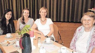 Randa Alsalek (v.l.), Pia Beisel-Thomas (Initiatorin), Sabine Schuster und Josefa „Jo“ Stempfle beim ersten Treffen des Frauencafés.