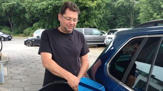 Stefan Sienknecht braucht sein Auto für den täglichen Weg zur Arbeit nach Schwetzingen (großes Bild). Auch Rifat Vokshi ist auf den Wagen angewiesen – noch sieht er die Lage gelassen (Bild unten rechts). Mehr Geld für die Taxinutzung (Bild oben rechts) müssen Mannheimer erstmal nicht bezahlen.