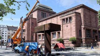 120 Tonnen schwer: die monumentale Stahlplastik des Bildhauers Alf Lechner im neuen Skulpturenpark vor dem Jugendstilbau der Kunsthalle.
