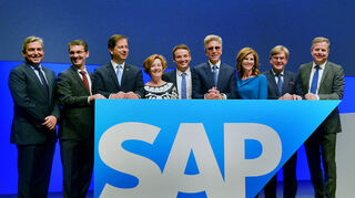 Gruppenbild der SAP-Vorstandsmitglieder bei Hauptversammlung in der SAP Arena.