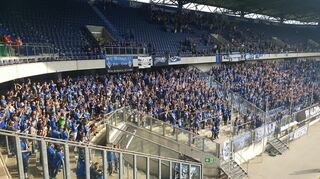Der Gästeblock füllte sich, und füllte sich, und füllte sich - und war schon weit vor Spielbeginn lautstark. Es herrschte Heimspiel- und Gänsehaut-Atmosphäre in Duisburg.