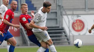 Der Mannheimer Michael Schultz (r.) und der Uerdinger Connor Krempicki (2.v.l) kämpfen um den Ball, links der Uerdinger Tanju Öztürk.