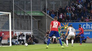Johannes Dörfler (rechts) hat sich durchgesetzt, Maximilian Beister (nicht im Bild) schiebt zum 1:0 ein, SVW-Torhüter Markus Scholz (verdeckt) ist chancenlos.