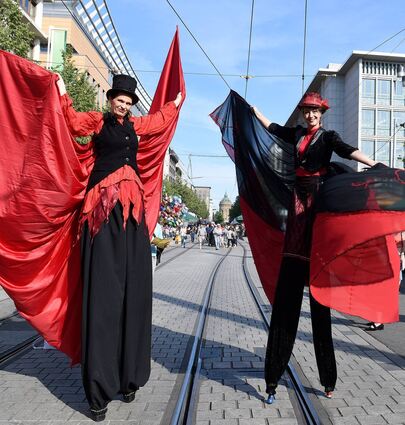 Zauberhafte Stelzenwesen: das Duo „Juxart“ bei der Eröffnung des Stadtfests auf den Planken.