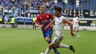 Waldhofs Kapitän Amin Hassan am Ball beim Relegationshinspiel am Donnerstag in Duisburg.