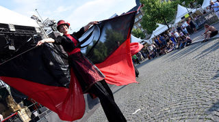 Die Künstler von JUXart begrüßten die Besucher am Freitag auf Stelzen.