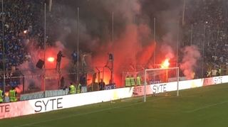 Zehn Minuten vor Spielende nahm der Pyro-Wahnsinn seinen Lauf. Schiedsrichter Parick Ittrich brach die Partie daraufhin beim Stand von 1:2 ab.