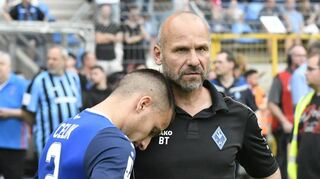 Väterlicher Trost nach der großen Enttäuschung: Waldhof-Trainer Bernhard Trares (rechts) nimmt Linksverteidiger Mete Celik in den Arm.