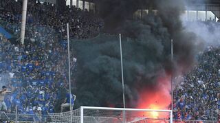 Böller, Raketen und gefährliches Feuerwerk hüllen die Kurve der Waldhof-Fans im Carl-Benz-Stadion in eine dunkle Rauchwolke.