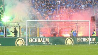 Osttribüne Carl-Benz-Stadion in Mannheim: Beim Fußballspiel des SV Waldhof gegen Uerdingen um den Aufstieg in die 3. Liga kommt es zu Raketenschüssen, Feuer – und schließlich zum Spielabbruch.