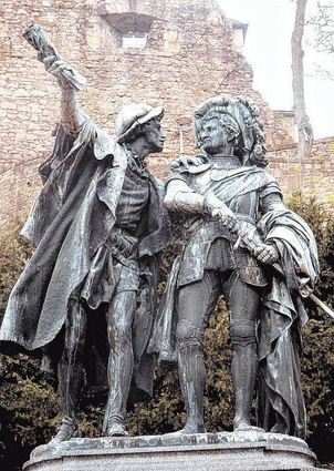 Das 1889 enthüllte Denkmal unterhalb einer Geschützbastion zeigt Sickingen als Mann des Schwerts und Hutten als Mann der Schrift.