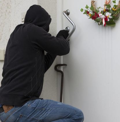 Bei einem Einbruchdiebstahl kommt die Hausratversicherung in der Regel für den Schaden auf. Da sich die Bedingungen mittlerweile verbessert haben, kann sich ein neuer Vertrag lohnen.