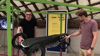 Achim Staude (l.) und Christian Kropfeld von der Hochschule Coburg haben gemeinsam mit drei weiteren Studenten den „Toxic“, ein Fahrzeug, das mit einem Akkubohrer angetrieben wird, fast vollständig mit 3D-Drucktechnik hergestellt.
