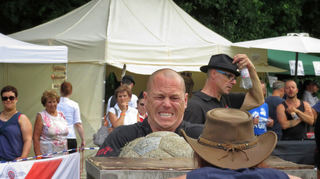 Die Anstrengung ist sichtbar - Thomas Blaser wuchtet die 110-Kilogramm-Kugel.