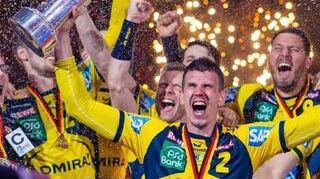 Löwen-Kapitän Andy Schmid mit dem DHB-Pokal.