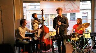 László Szitkó (v.l.), Friedrich Betz am Bass, Fabian Schöne (Saxofon) und Tobias Frohnhöfer.