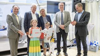 Erweiterungsbau übergeben (v.l.): Bernd Müller, Dietmar Hopp, Annette Grüters-Kieslich, Georg Hoffmann und Eckart Würzner mit den Patienten Karla und Tim.