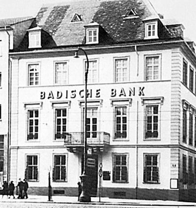 <p>Historische Ansichten etwas gestreckt: Das barocke Bankhaus, das den Bombenhagel heil überstanden hatte, vor und nach dem Wiederaufbau von 1973/74.</p>