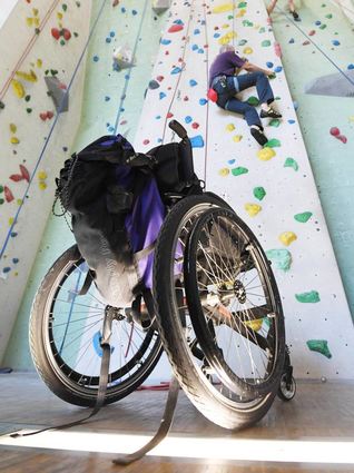 Steffen Tillmans, an Multipler Sklerose erkrankt und auf den Rollstuhl angewiesen, klettert beim Deutschen Alpenverein Karlsruhe eine Wand hoch.