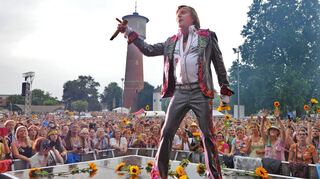 Bunt gekleidet feiern die Fans Dieter Thomas Kuhn beim Konzert auf der Ladenburger Festwiese.