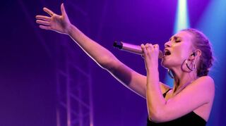 Animiert ihr Publikum: Glasperlenspiel-Frontfrau Carolin Niemczyk.