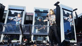 Die Bühne bei den Stadionkonzerten mag immer noch gigantisch sein (wie hier am 5. Juni in Manchester): Aber heute stehen weniger aufblasbare Monster im Mittelpunkt, sondern das, was Mick Jagger (vorn) oder Keith Richards (mittlerer Bildschirm) spielen.