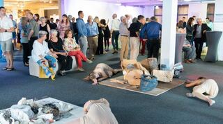 Mit Performance von Tänzerinnen wurde die Ausstellung „Faszination Skulptur“ im „Depot LU“ eröffnet.