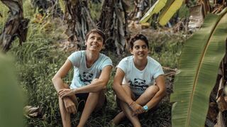 Joy Richter (links) aus Mannheim und Lisa Zachmann aus Reilingen bei Hockenheim sammelten auf ihrer Asienreise nicht nur faszinierende Eindrücke, sondern auch „unglaublich viel Plastikmüll“ (hier auf Bali). Um Menschen vor Ort für die Problematik zu sensibilisieren, sind sie geblieben.