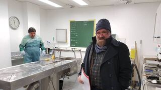 Frank Ramsthalers Aufgabe als Rechtsmediziner ist, die Identität von Toten zu klären. Immer häufiger hilft dabei deren Körperschmuck.