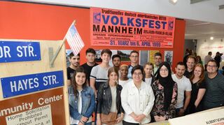 Erinnerung an das Deutsch-Amerikanische Volksfest: Schüler der Friedrich-List-Schule haben Bilder und Texte zu diesem Aspekt der jetzt erweiterten Ausstellung im „Zeitstrom-Haus“ zusammengetragen.