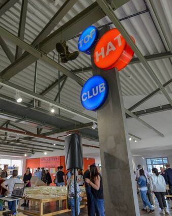 Das alte Leuchtschild vom „Top Hat Club“ hängt jetzt im „Zeitstrom-Haus“.