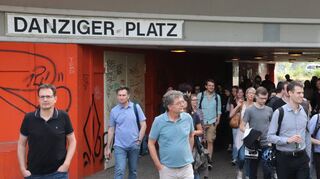 27 Stationen hat Helmut van der Buchholz (rechts unten) vorbereitet, um die „geballte Hässlichkeit Ludwigshafens“ zu präsentieren. Unterführungen wie hier am Danziger Platz gehören zu den Glanzlichtern. Der Stadtführer ist außerdem ein großer Fan der „Pilzdächer“ (rechts oben).
