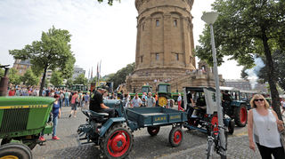 Rund um den Wasserturm fuhren am Samstag zahlreiche Traktoren im markanten Grün znd Gelb bei einer John-Deere-Parade.