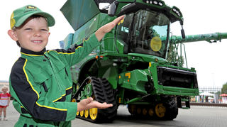 Auch der fünfjährige Jakob schwärmte beim Fest am Samstag für die großen grünen Maschinen.