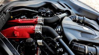 mid Bari - Der V8-Motor mit den roten Zylinderköpfen ist gut zugänglich.