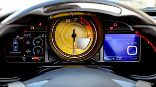 mid Bari - Der analoge Drehzahlmesser dominiert das ansonsten digitale Cockpit.
