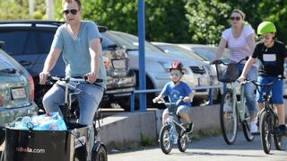 Familie Mayer-Götze testete im Sommer 2017 ein Cargobike (v.l.): Daniel, Sebastian, Julia und Adrian mit E-Dreirad auf dem Heimweg vom Wochenend-Großeinkauf.
