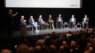 "MM"-Chefredakteur Dirk Lübke (v.l.) begrüßt die Besucher und führt in das Thema ein. Auf dem Podium sitzen neben Oberbürgermeister Peter Kurz mehrere Theater-Experten: Architekt Andreas Schmucker, "MM"-Chefreporter Peter W. Ragge, Gabriele Oßwald, Künstlerin und ehemalige Leiterin von "Zeitraumexit", "MM"-Kulturchef Stefan M. Dettlinger, Albrecht Puhlmann, Opernintendant am NTM, und Marc Stefan Sickel, Geschäftsführender Intendant des NTM.