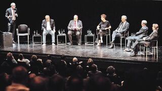 Das Podium (v.l.): Peter Kurz, Andreas Schmucker, Peter W. Ragge, Gabriele Oßwald, Stefan M. Dettlinger, Albrecht Puhlmann und Marc Stefan Sickel.