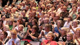 Die Zukunft des Theaters als Publikumsmagnet: Rund 600 Zuschauer verfolgen am Donnerstagabend die Diskussion im Schauspielhaus.