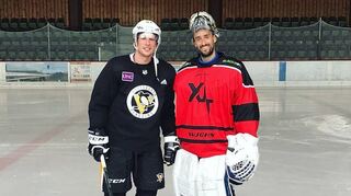 Sidney Crosby (links) hat im Eishockey alles gewonnen. In Oberstdorf trainierte der Stanley-Cup-Champion, Olympiasieger und Weltmeister mit Dennis Endras.